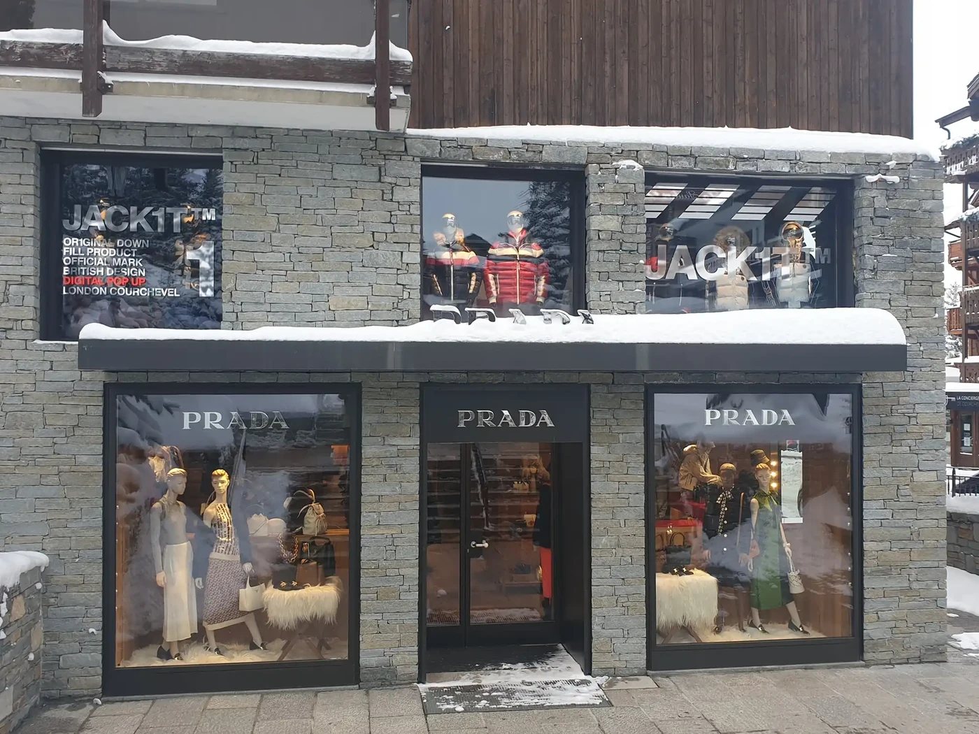 Rénovation devanture magasin PRADA à COURCHEVELLE
