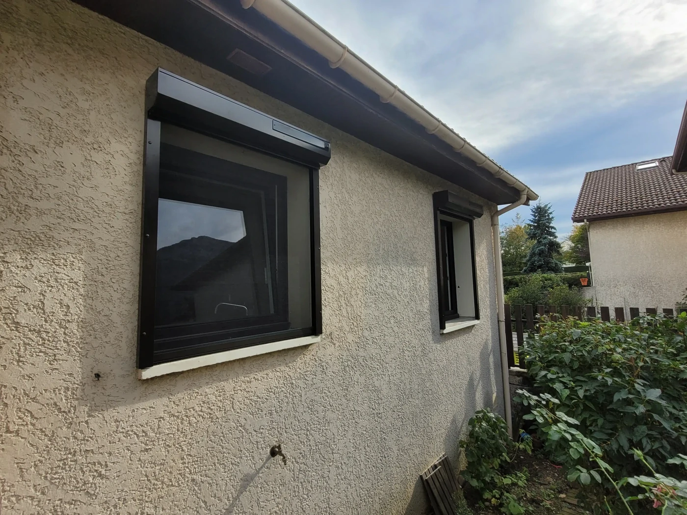 Pose en applique de volets roulants rénovation solaire avec moustiquaire intégré dans une maison à SEYSSINS
