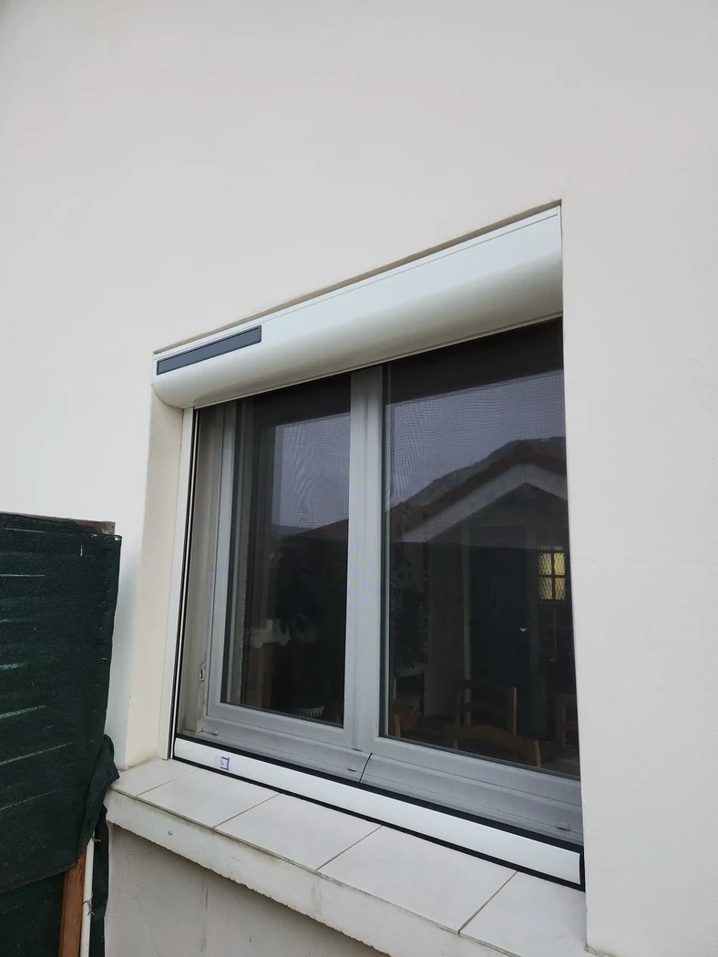 Volet roulant solaire avec moustiquaire intégrée