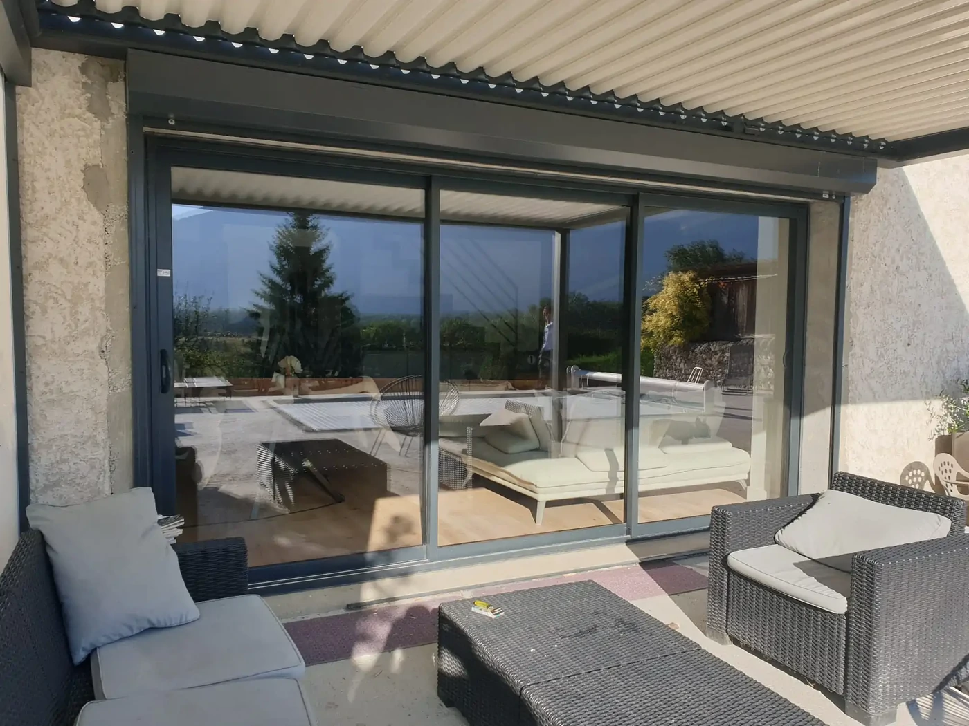 Pose de baie vitrée sur une maison individuelle