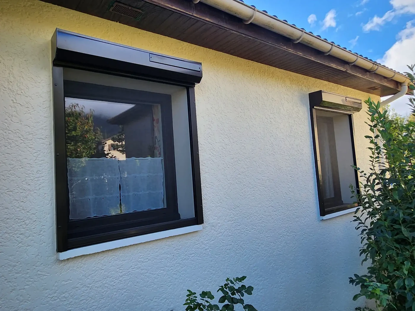 Volet roulant solaire avec moustiquaire intégrée